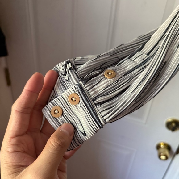 FIND ME NOW black white marble pleated button up long sleeve shirt - Picture 3 of 7